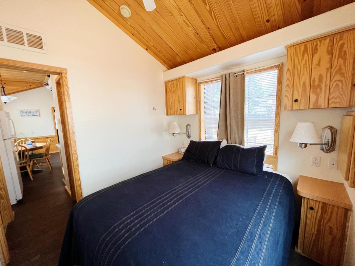 Sally'S Cabin Is A Quaint Two Bedroom Tiny Home Woodland Park Eksteriør billede
