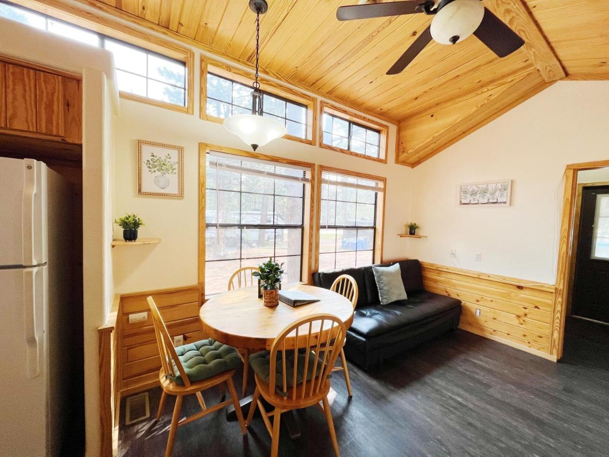 Sally'S Cabin Is A Quaint Two Bedroom Tiny Home Woodland Park Eksteriør billede