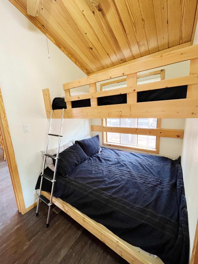 Sally'S Cabin Is A Quaint Two Bedroom Tiny Home Woodland Park Eksteriør billede
