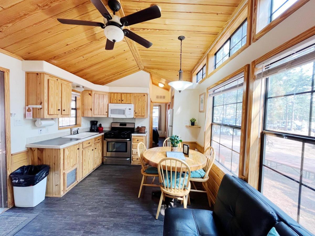 Sally'S Cabin Is A Quaint Two Bedroom Tiny Home Woodland Park Eksteriør billede
