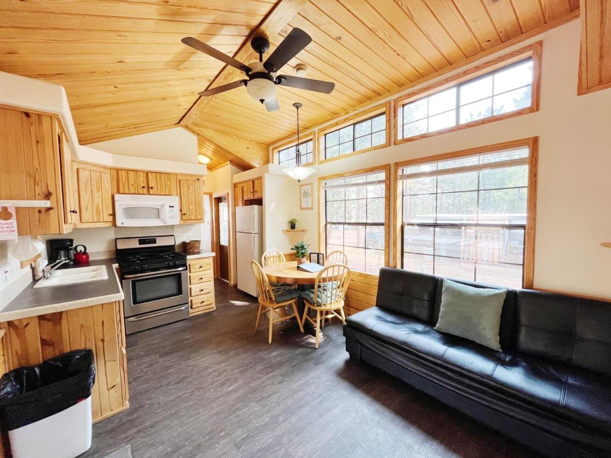 Sally'S Cabin Is A Quaint Two Bedroom Tiny Home Woodland Park Eksteriør billede
