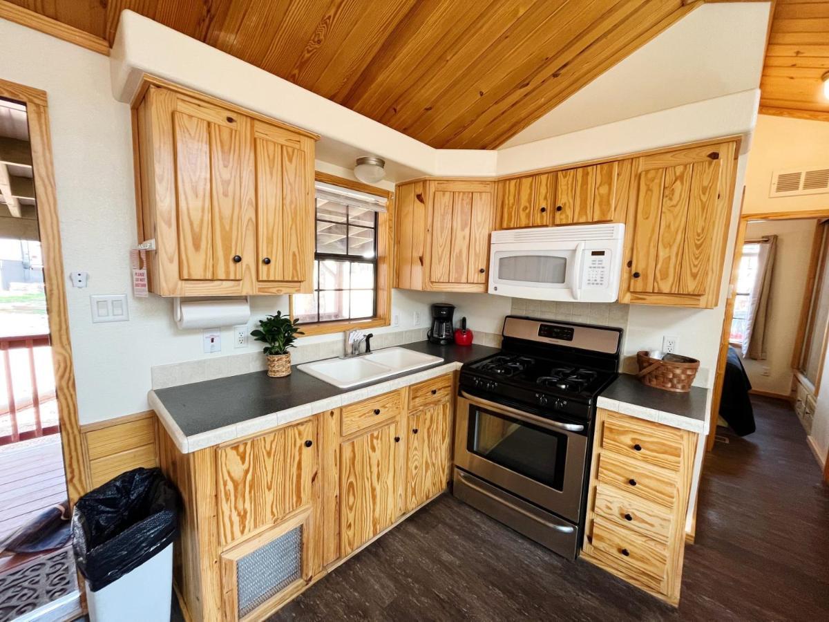 Sally'S Cabin Is A Quaint Two Bedroom Tiny Home Woodland Park Eksteriør billede